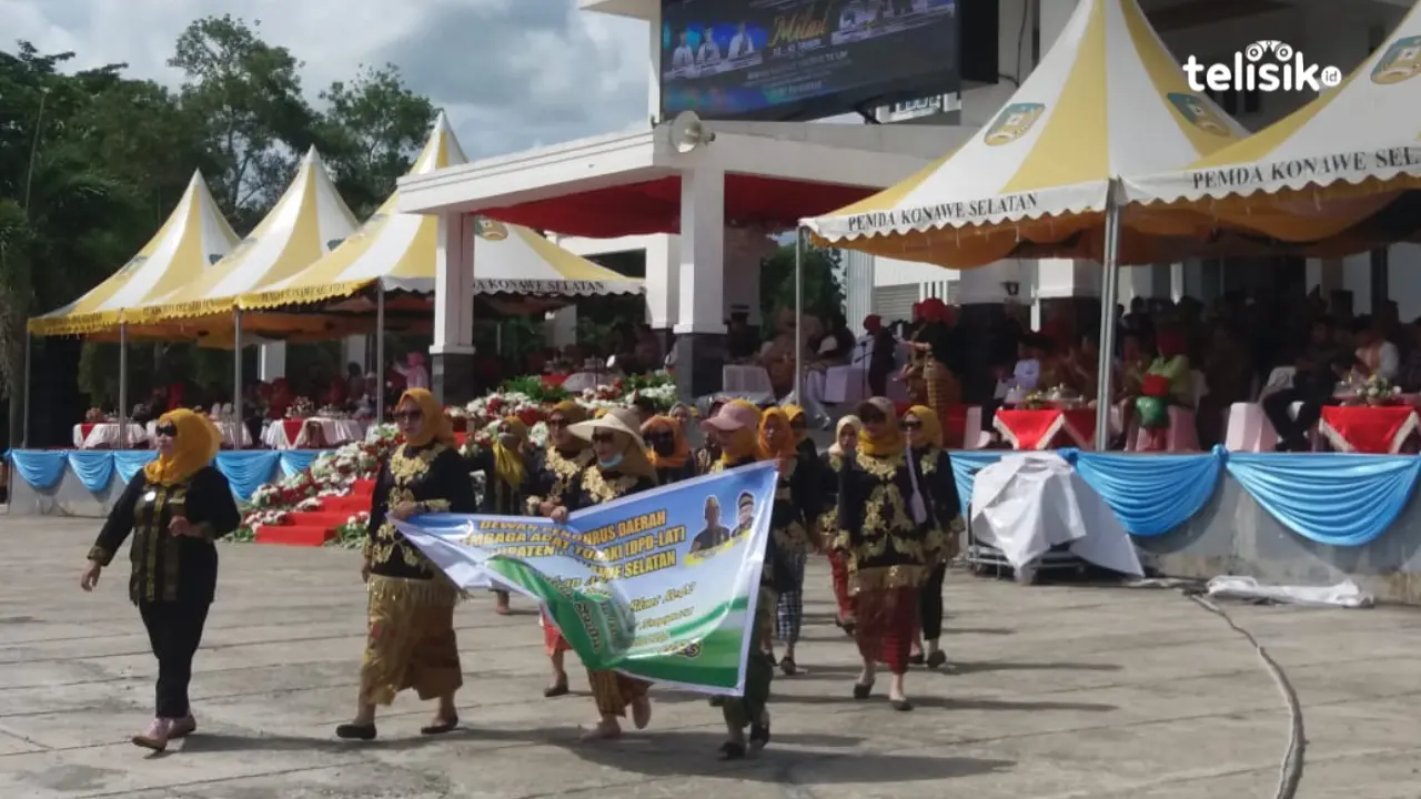 Defile peserta Milad ke-42 BKMT Sulawesi Tenggara yang dipusatkan di Konawe Selatan. Foto: Ashar/Telisik