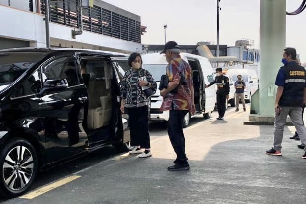 Terungkap, mobil Alphard yang masuk ke apron Bandara Soekarno Hatta (Soetta) dengan dikawal mobil Bea Cukai, ternyata untuk menjemput Menkeu Sri Mulyani. Foto: Sindonews