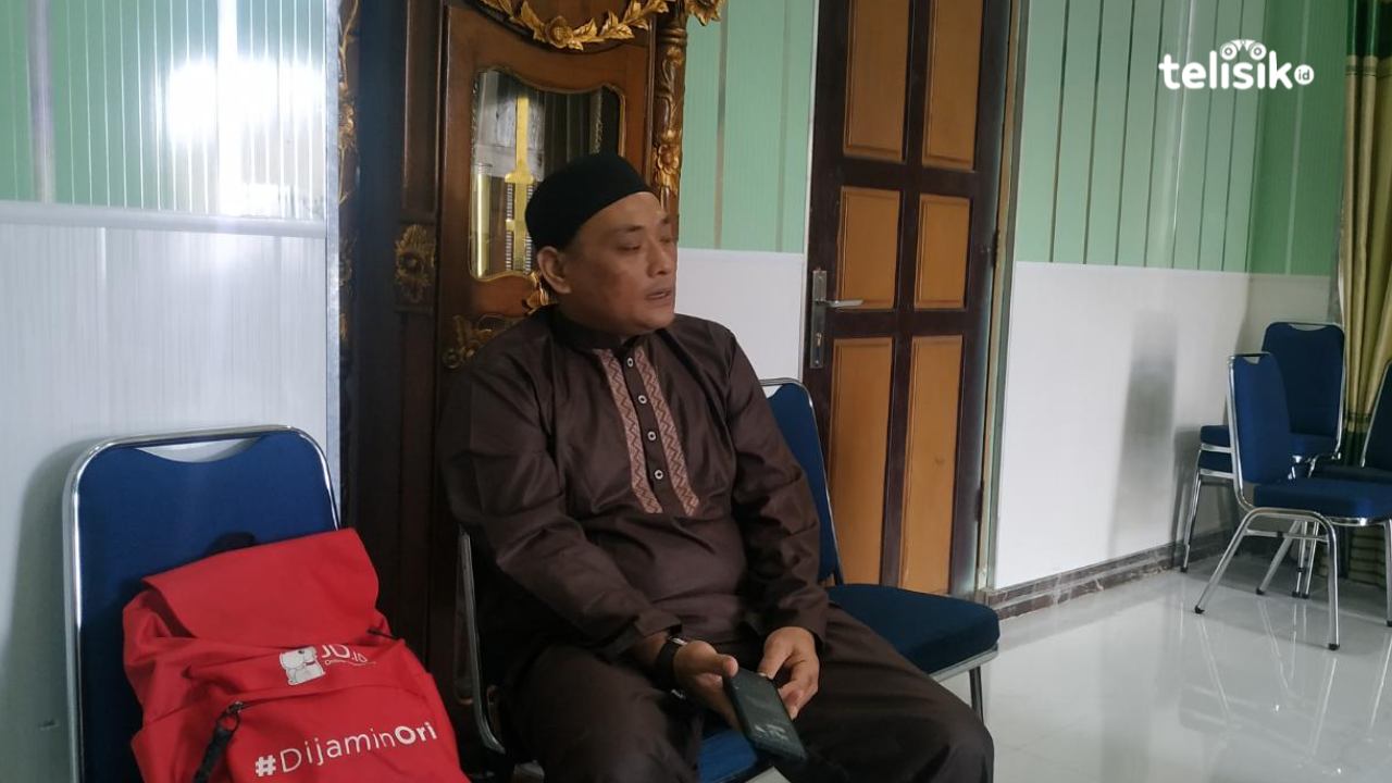 Alex Kurniawan alias Muhammad Ali Kurniawan, memutuskan mualaf di bulan suci ramadan di Masjid Al-Kautsar, Kendari. Foto: Adinda Septia Putri/Telisik