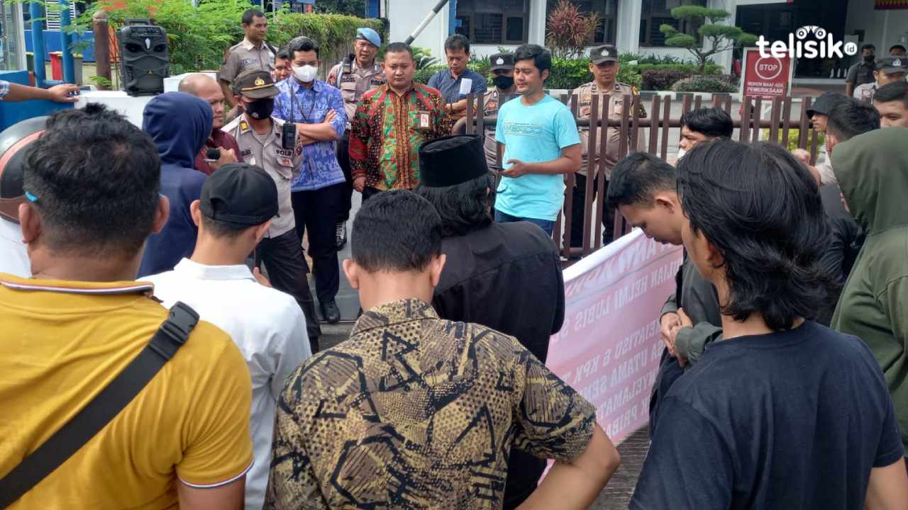 Massa ketika berdemonstrasi di kantor OJK Perwakilan Provinsi Sumatera Utara Jalan Gatot Subroto Medan. Foto: Reza Fahlefy/Telisik