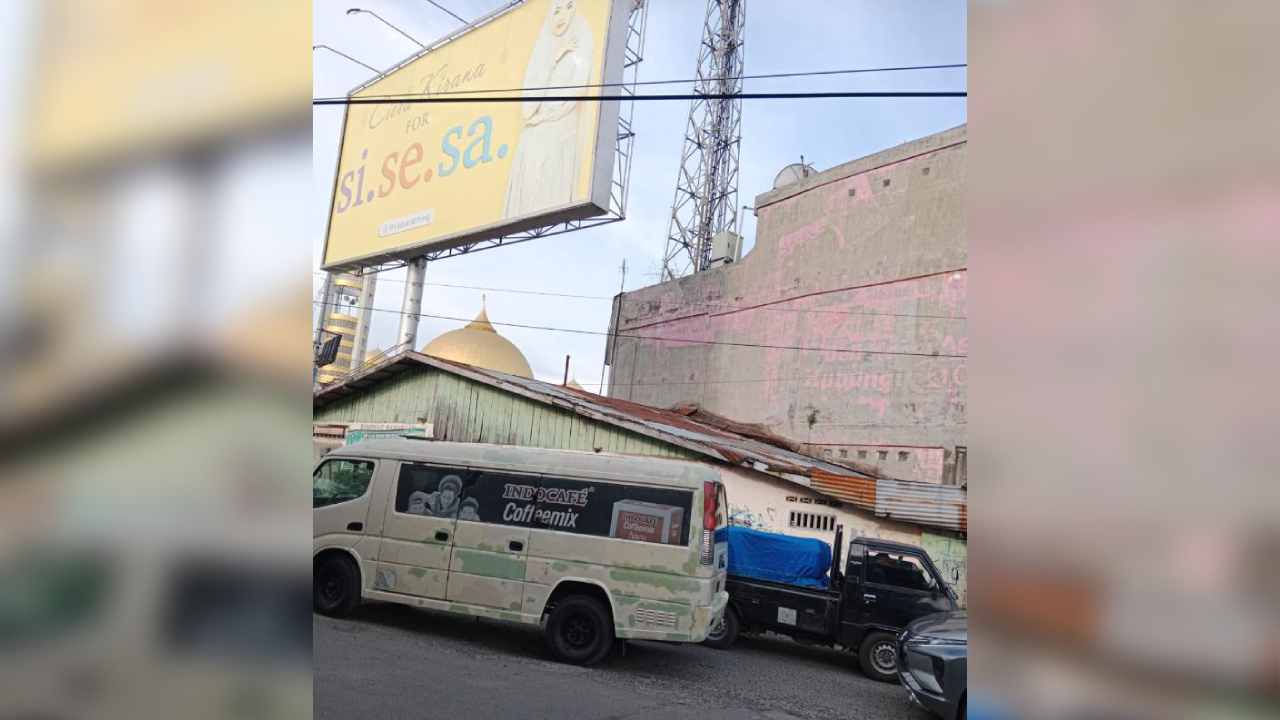 Papan reklame raksasa yang berdiri diduga di tempat yang menyalahi aturan. Foto: Dok. warga