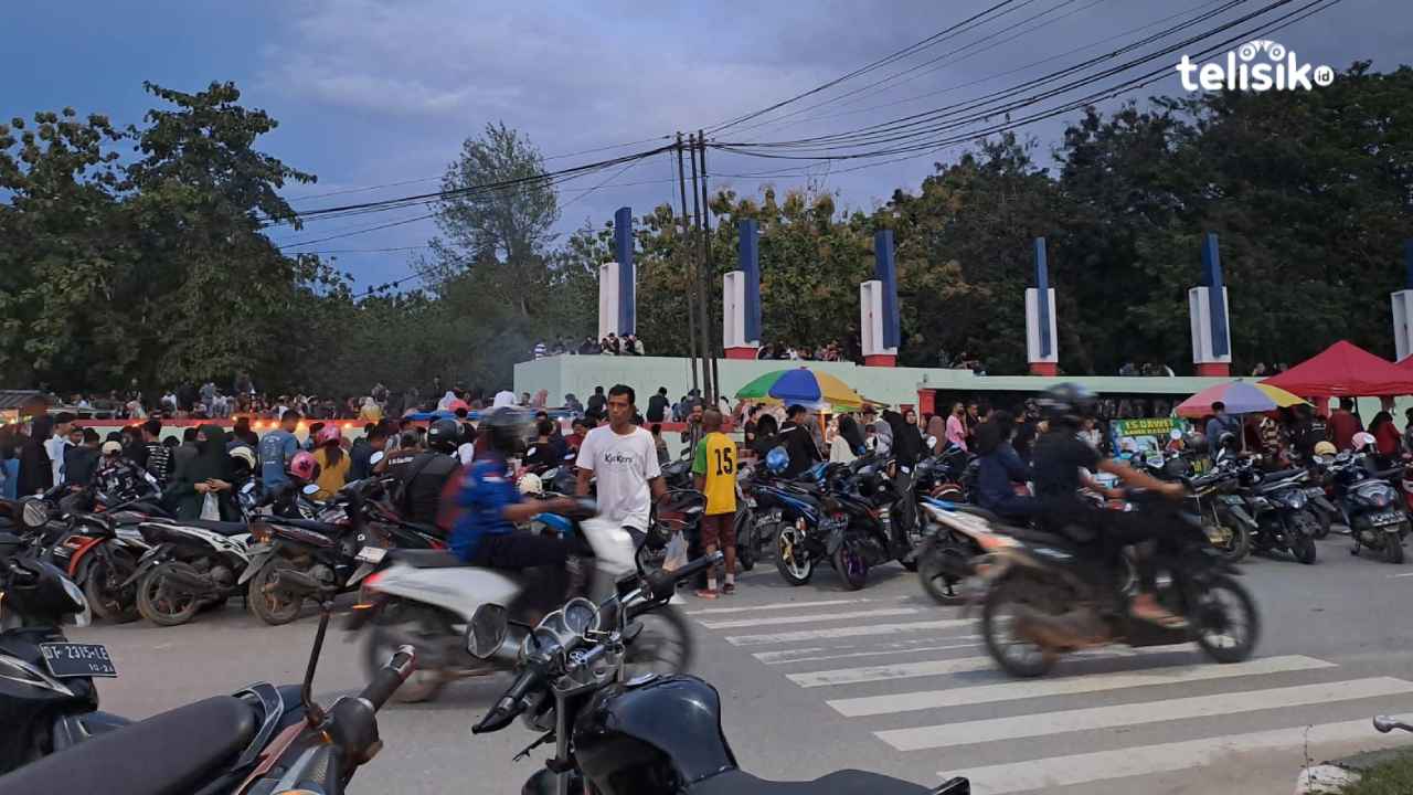 Masyarakat yang datang berburu takjil di bundaran Gubernur Sulawesi Tenggara memarkirkan kendaraannya hingga ke tengah jalan, sehingga kondisi jalanan macet parah. Foto: Febry Jahra Lestiani/Telisik