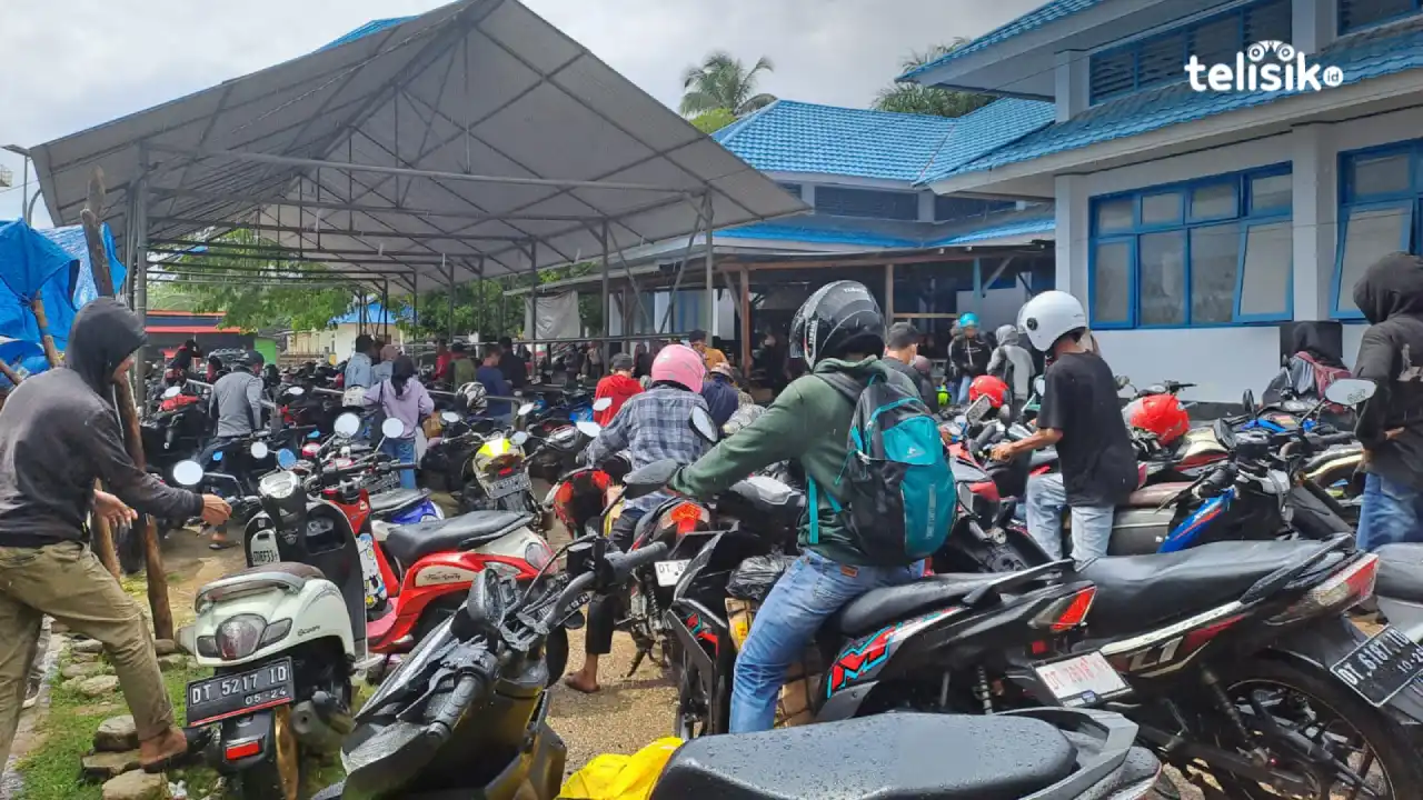 Antrean di pelabuhan penyeberangan Tampo-Torobulu dipadati  penumpang hingga keluar jalur antrean yang disediakan. Foto: Wa Ode Ria Ika Hasana/Telisik