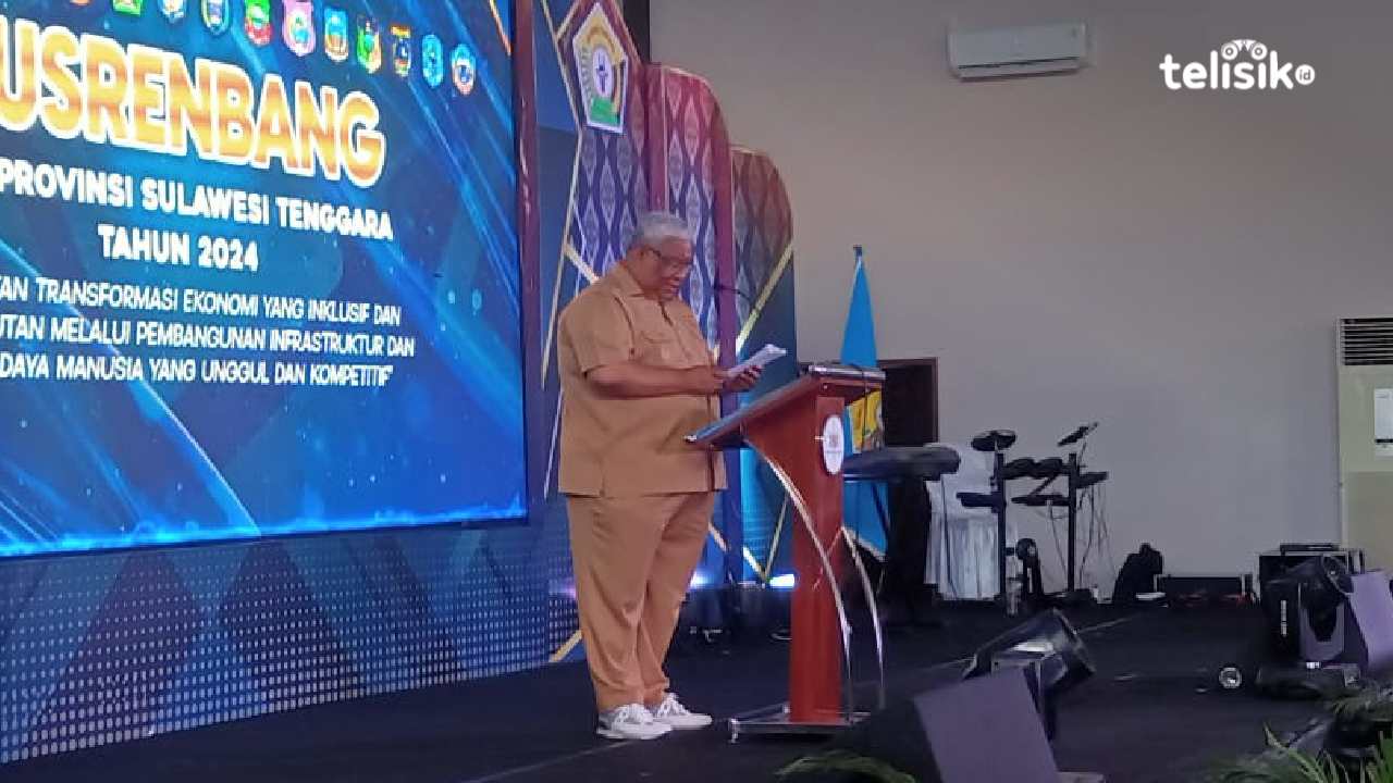 Gubernur Sulawesi Tenggara, Ali Mazi saat memberikan sambutannya di musrenbang RKPD tahun 2024. Foto: Iradat Kurniawan/Telisik