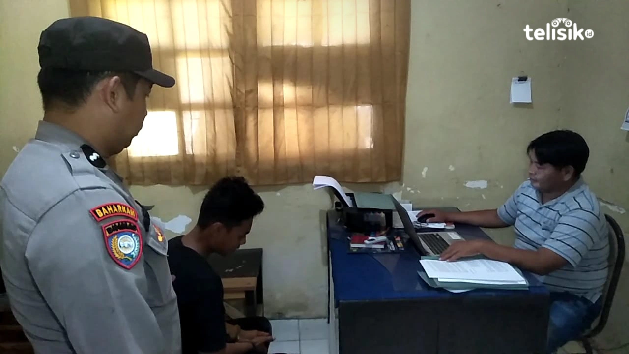 Tersangka IB saat diperiksa oleh penyidik Polsekta Kemaraya. Foto: Thamrin Dalby/Telisik