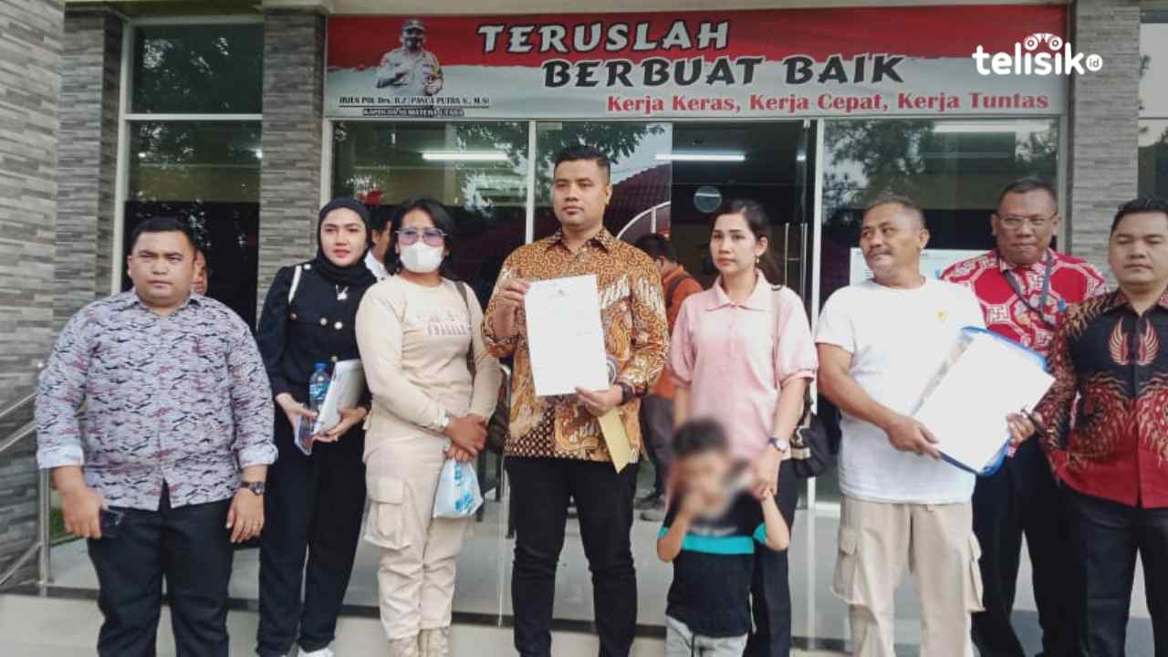 Tim pengacara dan keluarga almarhum Bripka Arfan Saragih usia membuat laporan ke Mapolda Sumatera Utara Jalan Sisingamangaraja KM 10,5 Medan. Foto: Reza Fahlefy/Telisik