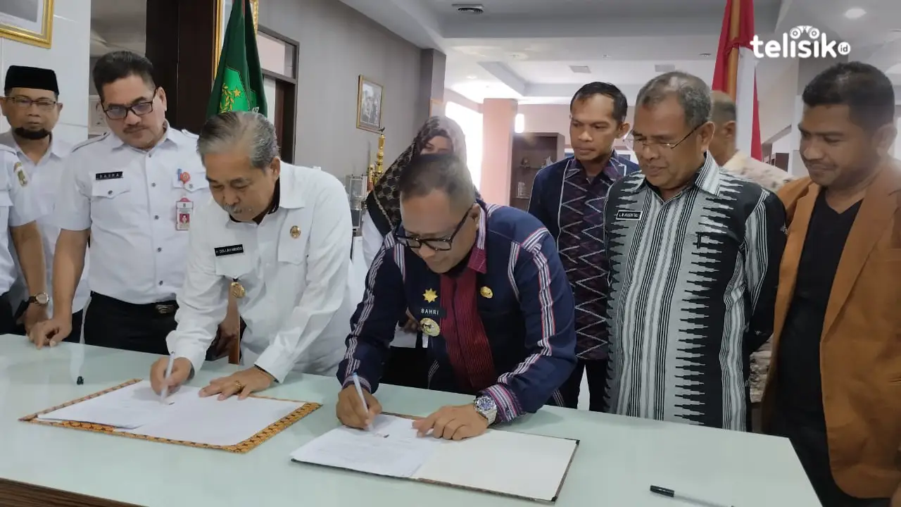 Penandatanganan MoU permintaan beras dan telur oleh Bupati Sidenreng Rappang, H. Dollah Mando (kiri) dan Penjabat Bupati Muna Barat, Bahri (kanan). Foto: Putri Wulandari/Telisik