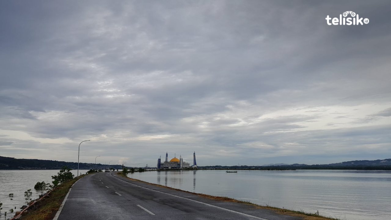 Beberapa daerah Sulawesi Tenggara diprediksi terguyur hujan hingga 6 hari mendatang, hari ini Kota Kendari diguyur hujan memasuki waktu sore, Senin (27/3/2023). Foto: La Ode Andi Rahmat/Telisik