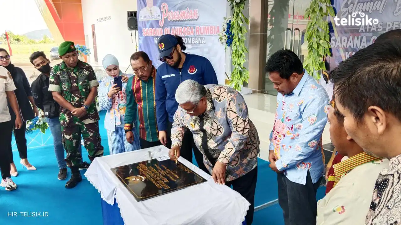 Gubernur Sulawesi Tenggara, Ali Mazi saat menandatangani plakat peresmian GOR Rumbia, Bombana. Foto: Hir/Telisik