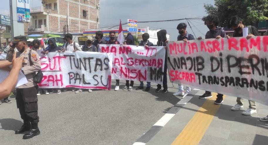 Massa ketika berdemonstrasi di Polda Sumatera Utara Jalan Sisingamangaraja KM 10,5 Medan. Foto: Ist.