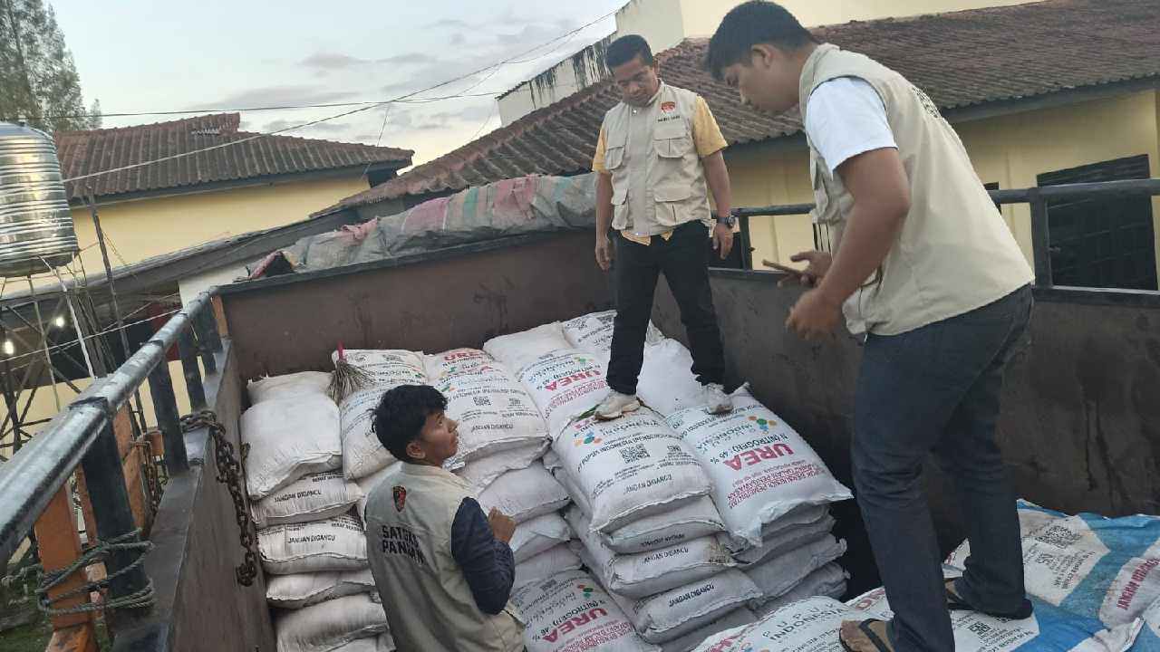 Petugas Polres Dairi ketika memeriksa pupuk bersubsidi yang diduga disalahgunakan. Foto: Humas Polres Dairi