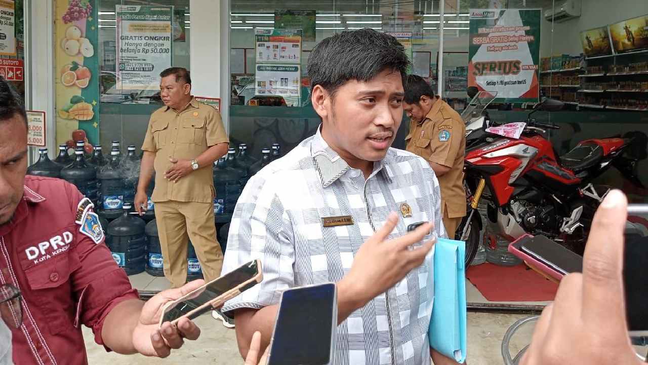 Ketua Komisi II DPRD Kota Kendari, Rizky Brilian Pagala mendatangi salah satu gerai Anoa Mart yang ada di Kota Kendari. Foto: Ist.