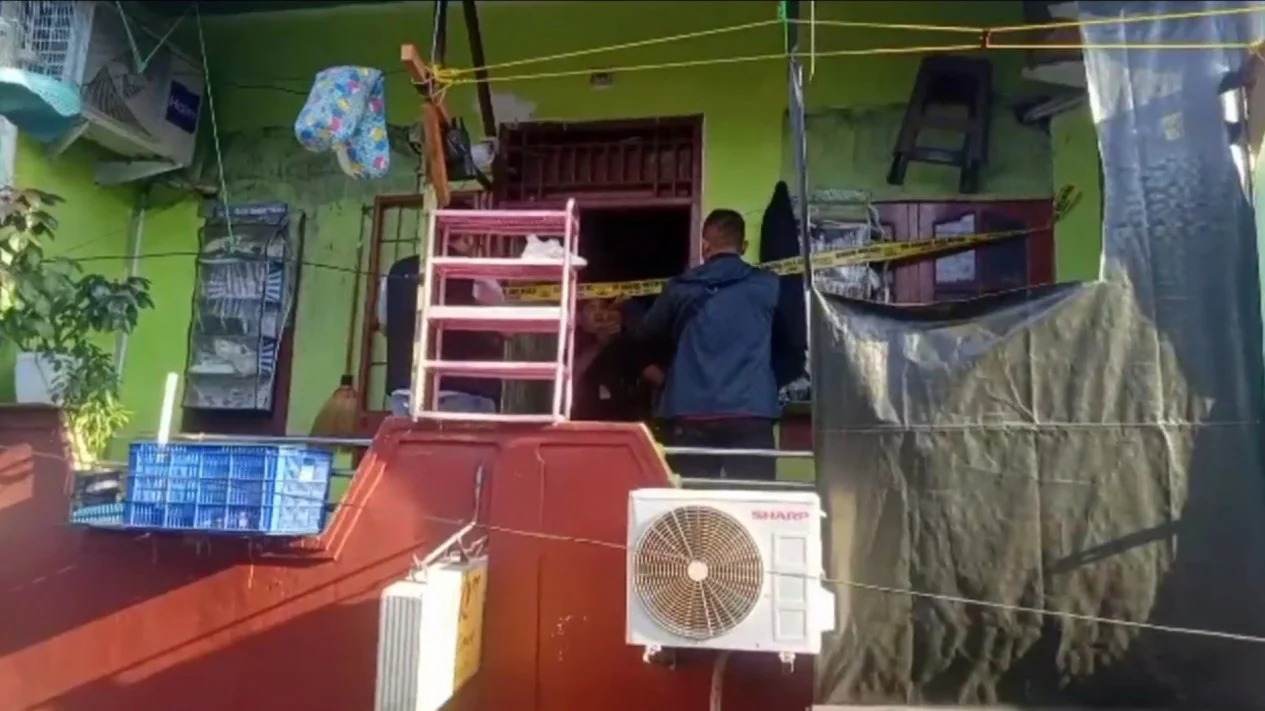 Sebuah rumah kos di wilayah Pekojan, Tambora, Jakarta Barat digrebek polisi setelah diketahui sebagai penampungan pekerja seks. Foto: Tvonenews.com