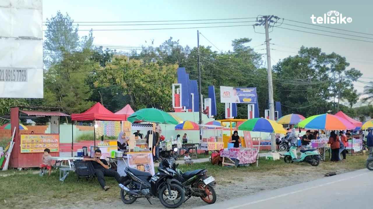 Lapak pedagang dengan berbagai macam takjil, di bundaran kompleks perkantoran Gubernur Sulawesi Tenggara Kota Kendari. Foto: Putri Wulandari/Telisik