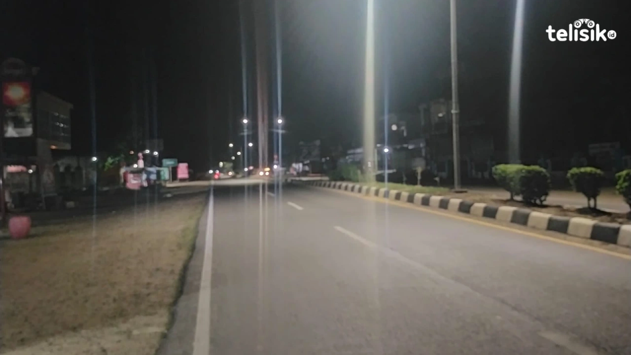 Dinas Lingkungan Hidup Kabupaten Konawe melakukan pergantian lampu di sepanjang ruas jalan Ibu Kota Unahaa Foto: Sigit Purnomo/Telisik