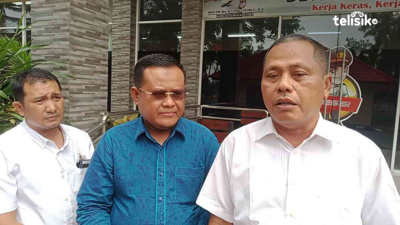 Gunawan (tengah) didampingi tim kuasa hukumnya ketika berada di Mapolda Sumatera Utara Jalan Sisingamangaraja KM 10,5 Medan. Foto: Reza Fahlefy/Telisik