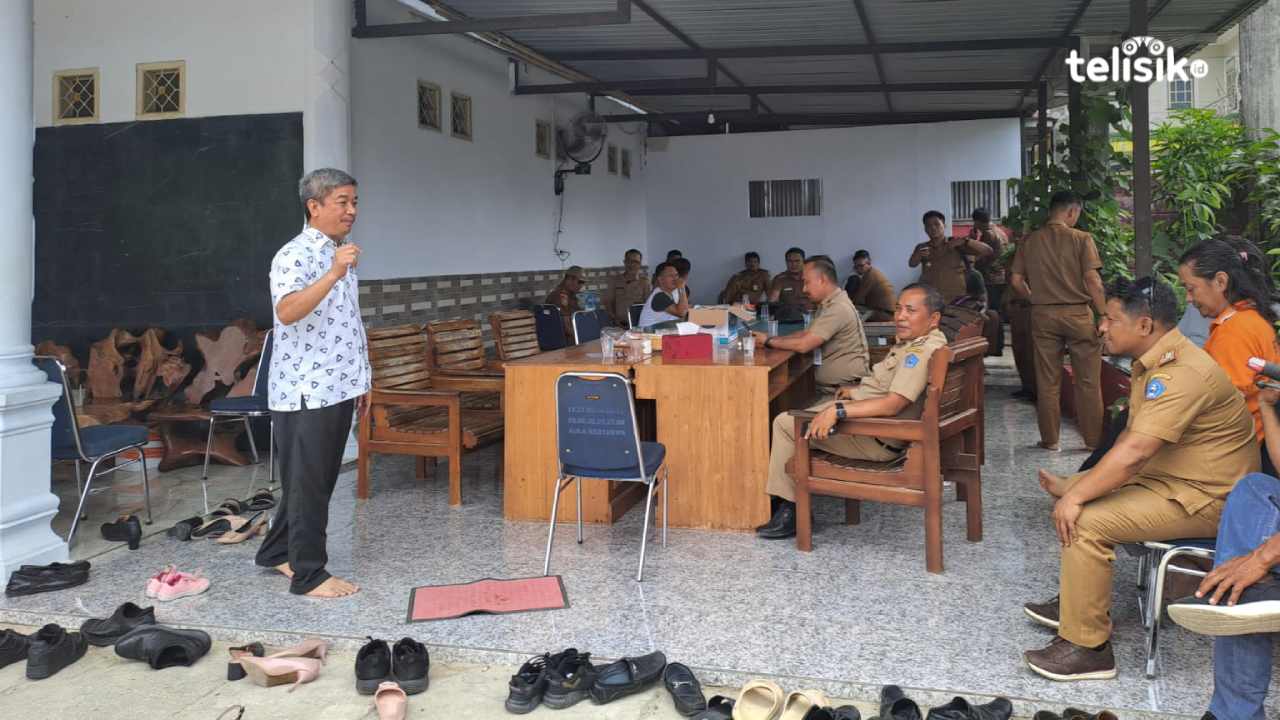Kediaman Sekda Kota Kendari, Ridwansyah Taridala, ramai dikunjungi forkopimda usai ditahan di Rutan Kendari. Wa Ode Ria Ika Hasana/Telisik.