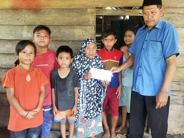 Baznas Kolaka Utara salurkan zakat ASN kepada salah seorang mustahik di Kecamatan Lasusua April 2022 lalu. Foto: Baznas Kolaka Utara