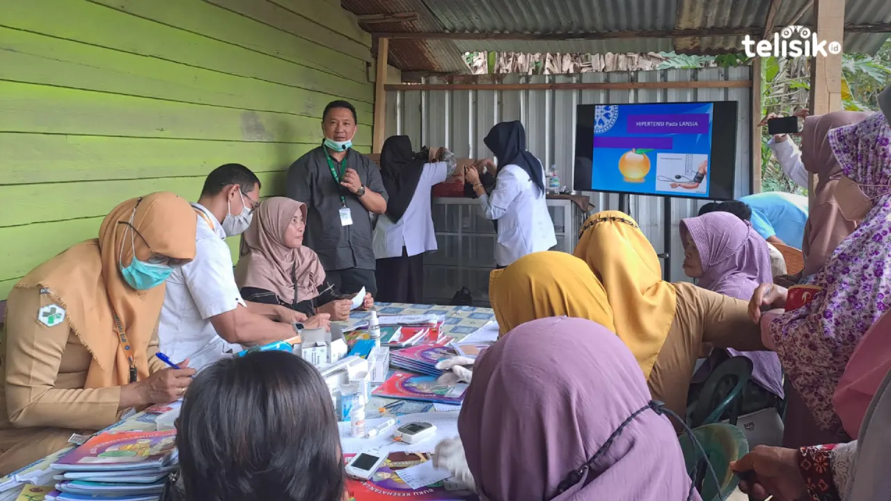 Tim Promosi Kesehatan RS (PKRS) Bahteramas melakukan penyuluhan kepada lansia guna memberi edukasi tentang pentingnya menjaga kesehatan. Foto: Wa Ode Ria Ika Hasana/Telisik