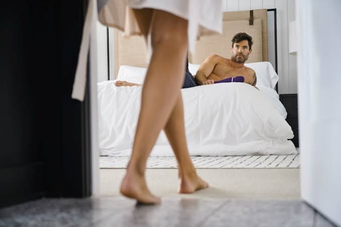 Pria punya frekuensi memikirkan seks yang lebih sering dibanding wanita. Foto: Repro Popbela.com