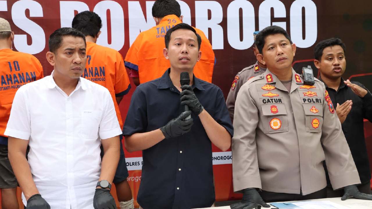 Kasatreskrim Polres Ponorogo, AKP Nicolas memberikan keterangan penangkapan komplotan curas antar provinsi yang aksi terakhirnya dilakukan di Ponorogo. Foto: Ist.
