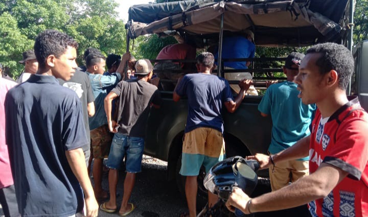 Korban FJ yang tenggelam di Pantai Nanga Banda Reo dievakuasi ke rumahnya. Foto: Ist.