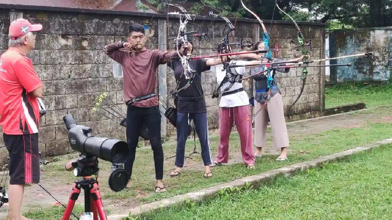 Pemanah asal Sulawesi Utara didampingi pelatih senior, Stenly (kostum merah) saat menjalani sesi latihan di Kota Kendari. Foto: Ist.