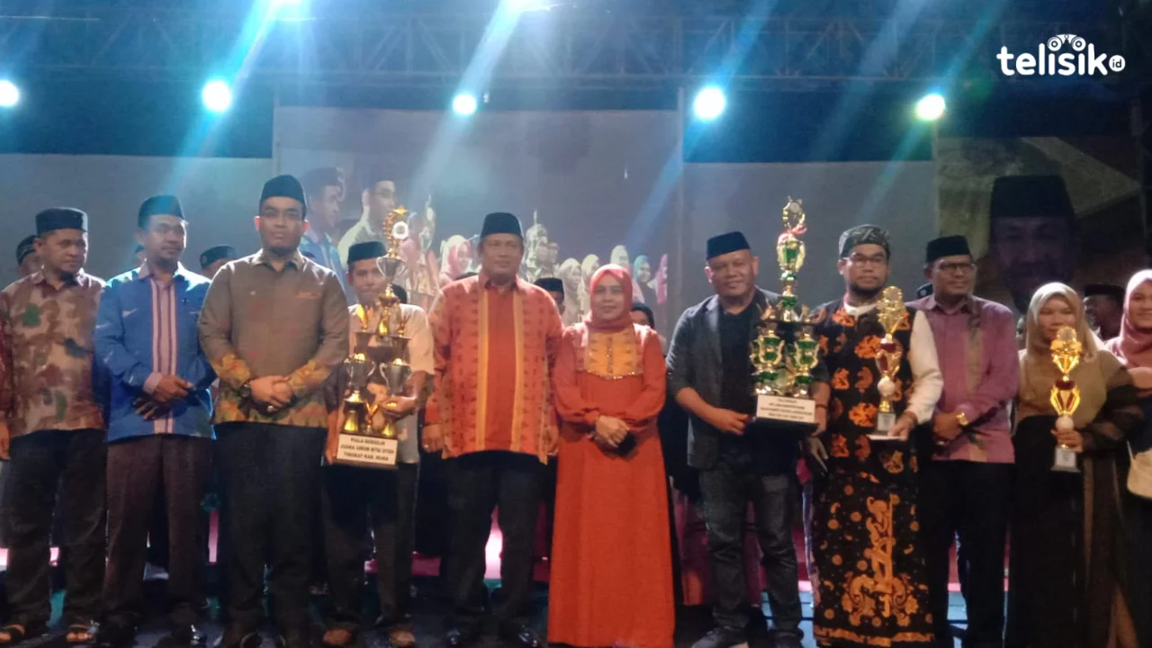 Bupati Muna, LM Rusman Emba bersama para juara STQ kabupaten. Foto: Sunaryo/Telisik