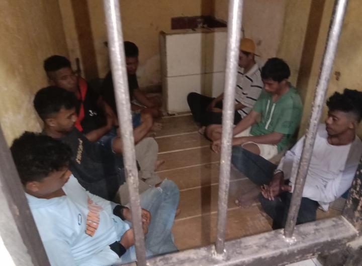 Para pelaku pengeroyokan saat diamankan di ruang sel Polsek Watoputeh. Foto: Ist.