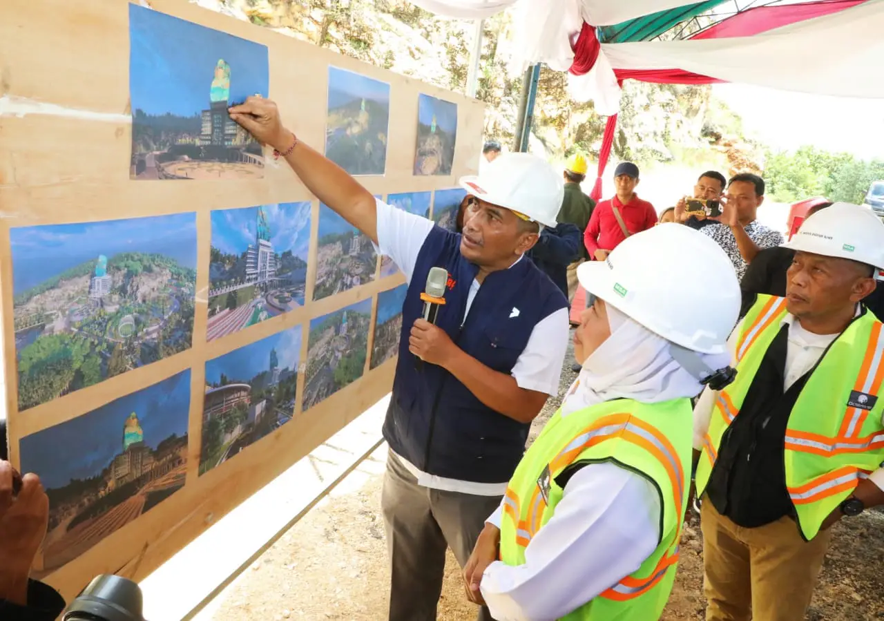 Gubernur Jawa Timur Khofifah Indar Parawansa mendengar keterangan terkait pembangunan Monumen Reog dan Museum Peradaban yang akan dibangun di Ponorogo yang menelan biaya sekitar Rp 30 miliar lebih. Foto: Ist.