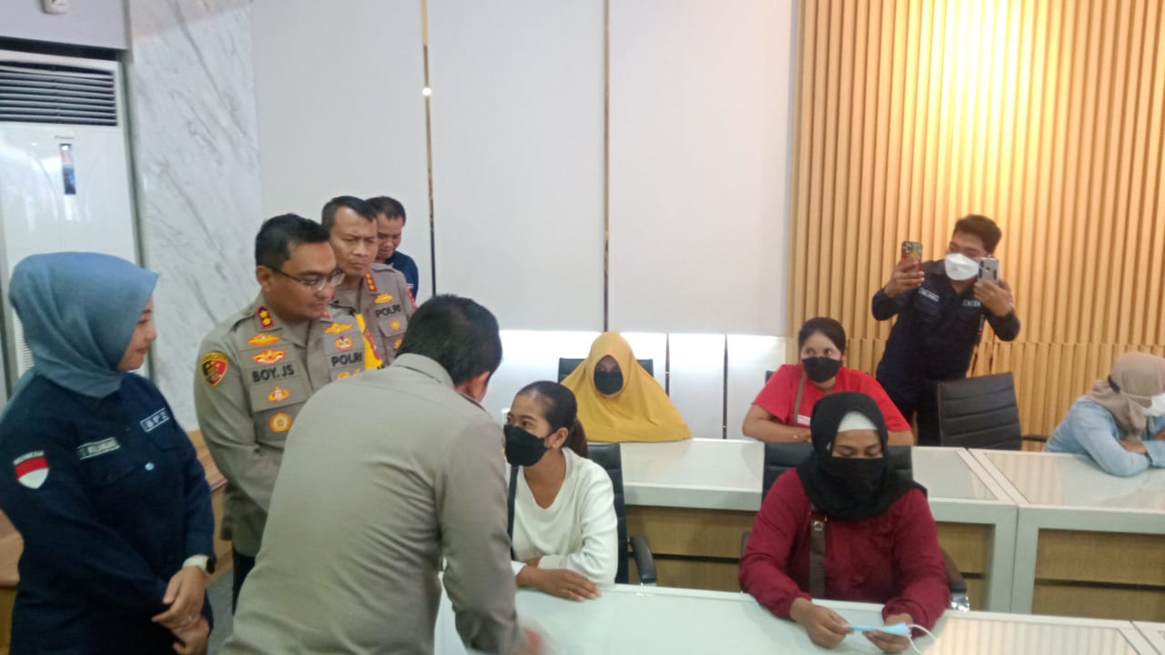 Kapolda Jawa Timur, Irjen Pol Toni Harmanto sedang menginterogasi para tersangka terduga komplotan penyalur TKI ilegal asal Nusa Tenggara Barat. Foto: Ist.