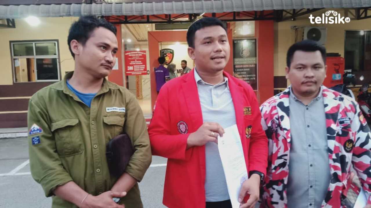 Tim kuasa hukum Usop Suripto korban penganiayaan secara bersama-sama ketika memberikan keterangan. Foto: Reza Fahlefy/Telisik
