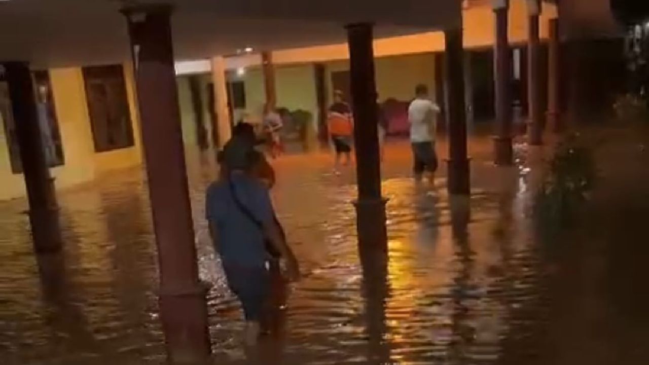 Terlihat warga saat berdatangan ke salah satu rumah warga di Konawe Utara yang teremdam banjir. Foto: Ist.