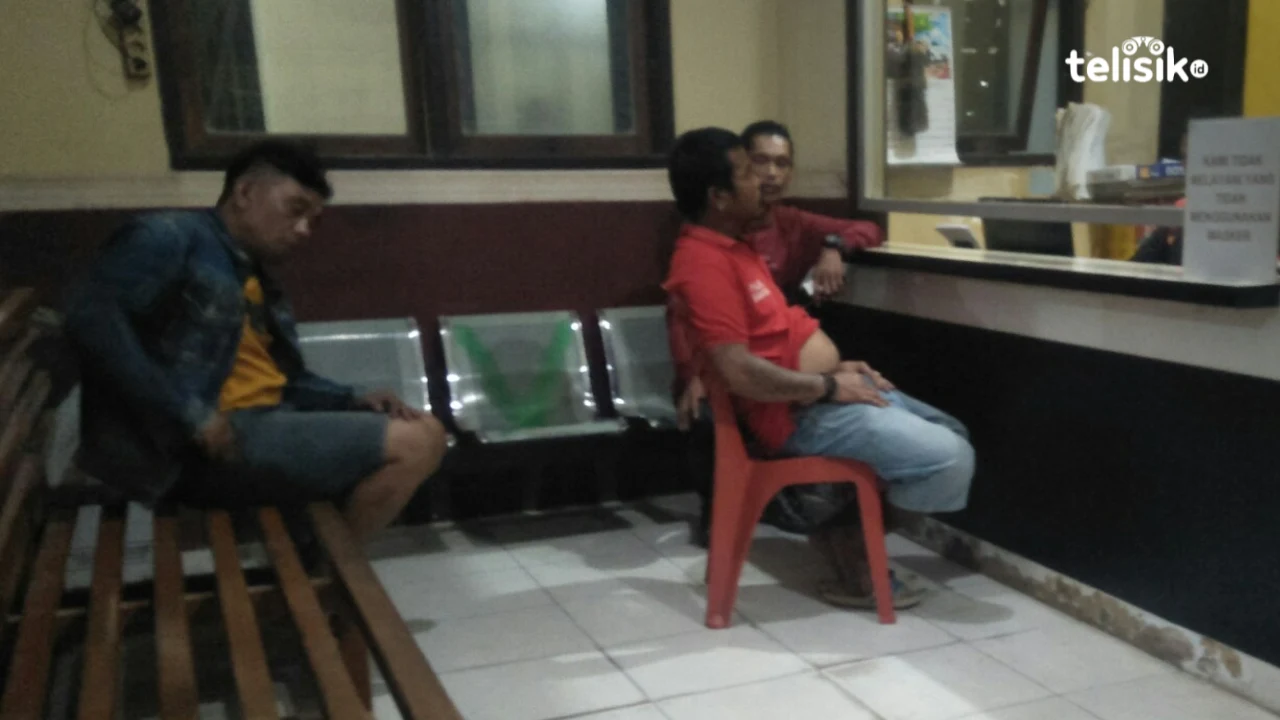 Korban saat melaporkan kasus penganiayaan yang dialaminya di Polsek Mandonga. Foto: Thamrin Dalby/Telisik