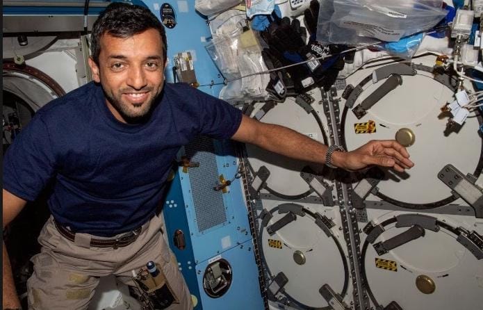 Astronot Uni Emirat Arab (UEA), Sultan Al Neyadi di ISS bisa berkali-kali buka puasa, mengingat astronot yang menumpang di ISS menyaksikan 16 kali matahari terbit dan 16 kali matahari terbenam. Foto: Repro Voi.id