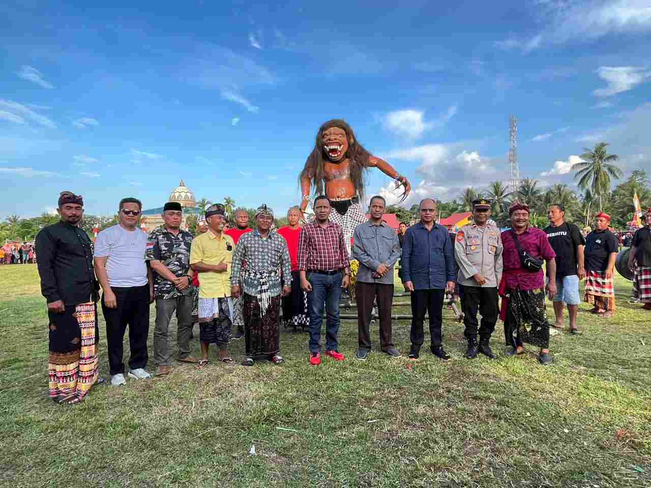 Festival ogoh-ogoh yang diselenggarakan oleh umat Hindu, tepatnya di Lapangan Sepak Bola Desa Wapae Jaya, Kecamatan Tiworo Tengah, Kabupaten Muna Barat. Foto: Ist.