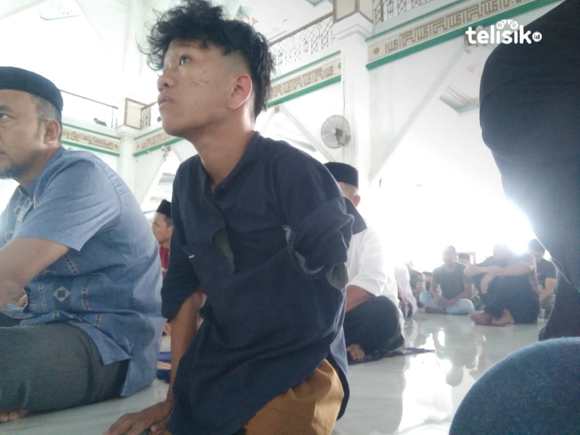 Arji yang sedang mengikuti ceramah Jumat yang dibawakan oleh Ketua DPRD Sulawesi Tenggara, Adurrahman Saleh. Foto: Thamrin Dalby/Telisik