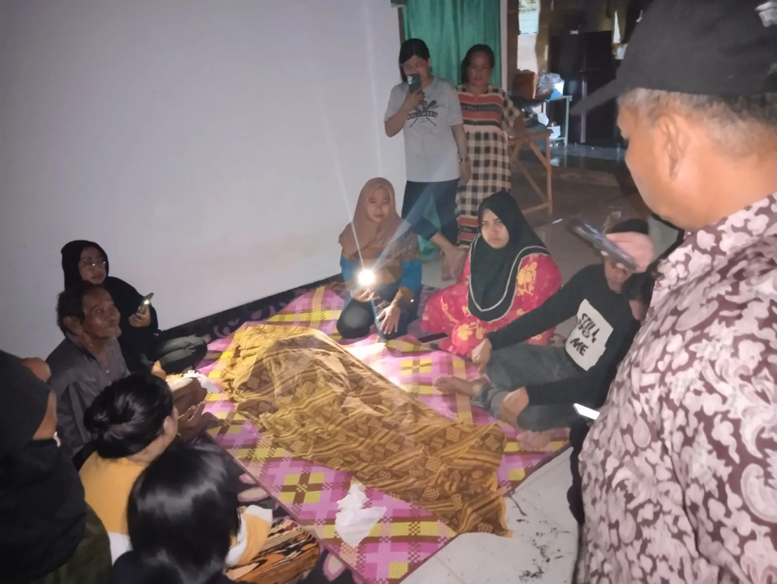 Mujiati tewas tertimpa pohon ketika terjadi hujan deras disertai angin kencang di Kota Kendari, Minggu (5/3/2023) sore. Foto: Ist.