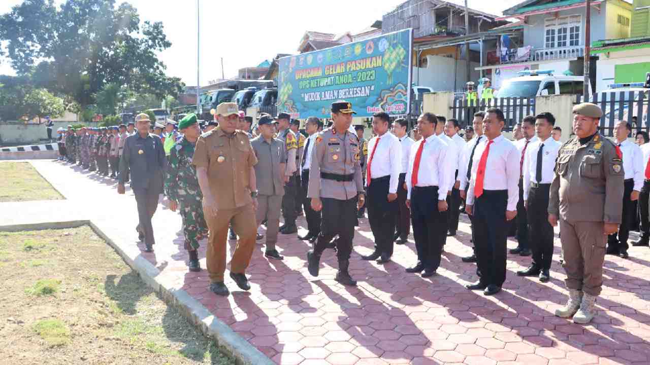 Polres Baubau bersama stakeholder terkait saat melaksanakan upacara gelar pasukan operasi ketupat Anoa 2023. Foto: Ist.
