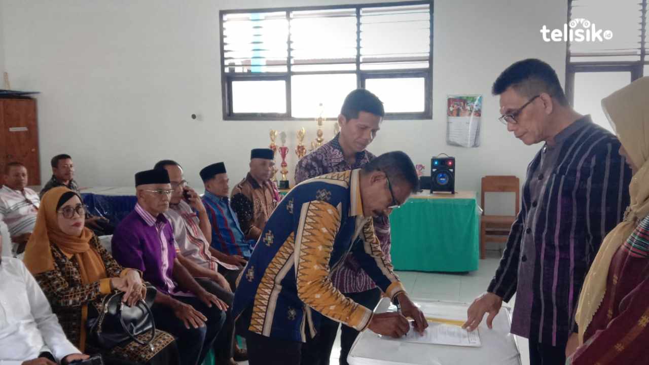 KCD Dikbud Sulawesi Tenggara, Yamir saat serah terima jabatan kasek SMA/SMK di Kqbupaten Muna. Foto: Sunaryo/Telisik