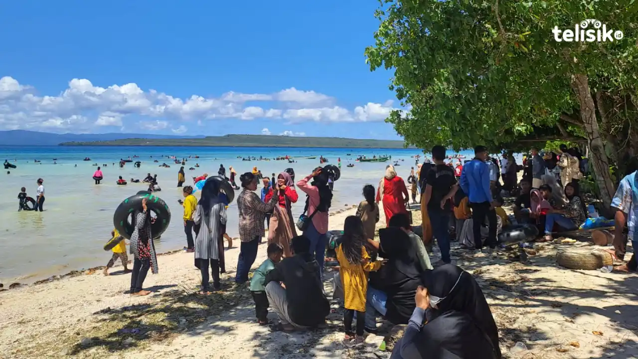 Pantai Morano dipadati pemgunjung saat libur  lebaran. Foto: Wa Ode Ria Ika Hasana/Telisik