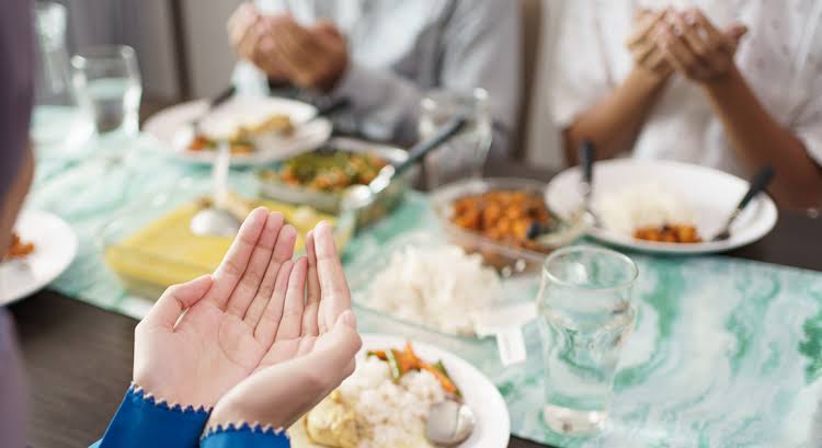 Penting untuk mengetahui jenis makanan apa saja yang harus dihindari agar ibadah puasa bisa maksimal. Foto: Repro google.com
