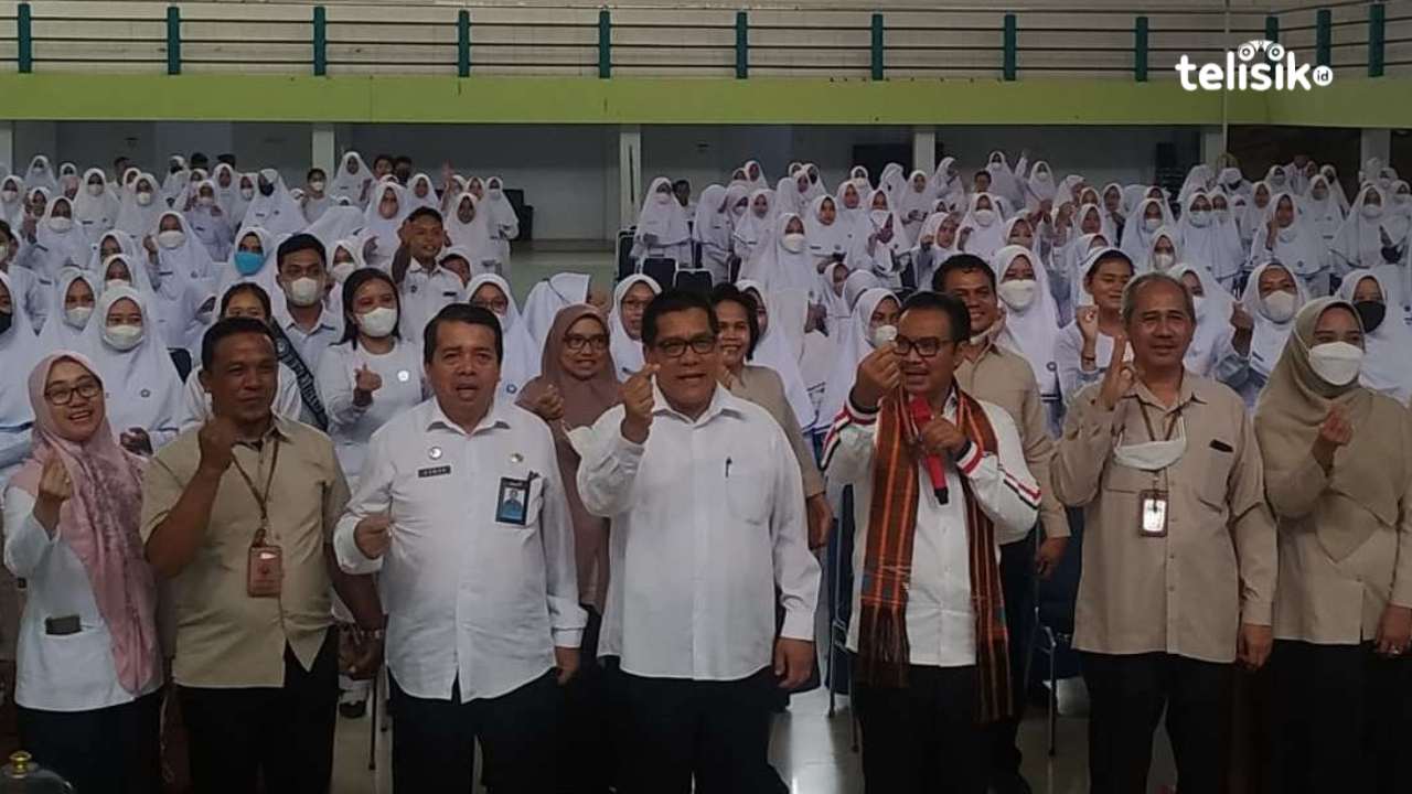 Ketua BKKBN pusat, Hasto Wardoyo dan Ketua BKKBN Provinsi Sulawesi Tenggara Asmar, beserta jajaran pimpinan, dosen dan mahasiswa Politeknik Kesehatan Kendari saat sosialisasi pencegahan stunting. Foto: Dok. Telisik