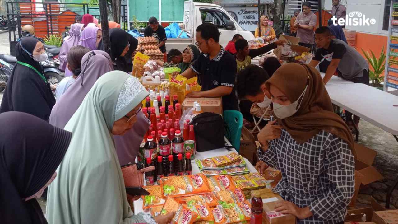 Warga serbu pasar murah di Kelurahan Bende, Kecamatan Kadia. Pasar murah itu akan digelar sampai 15 April 2023 di 11 kecamatan di Kota Kendari. Foto: Sumarlin/Telisik