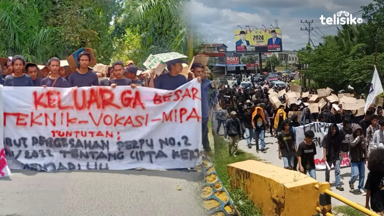 Ratusan mahasiswa Universitas Halu Oleo, melakukan aksi long march menuju kantor DPRD Sulawesi Tenggara. Foto: Ahmad Jaelani/Telisik