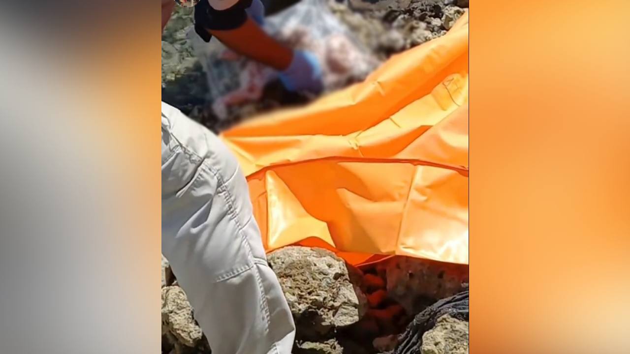 Mayat bayi yang ditemukan di pinggir Pantai Desa Lasalepa, Kabupaten Muna. Foto: Ist.
