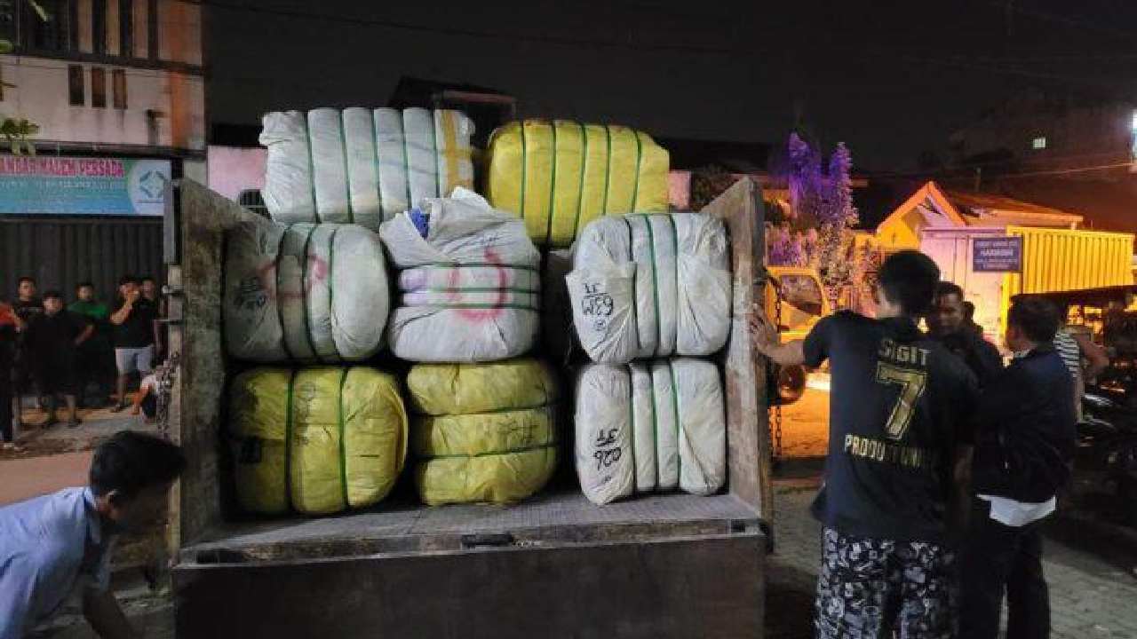 Penyelundupan ratusan ballpress pakaian bekas diamankan Polda Sumatera Utara. Foto: Humas Polda Sumatera Utara