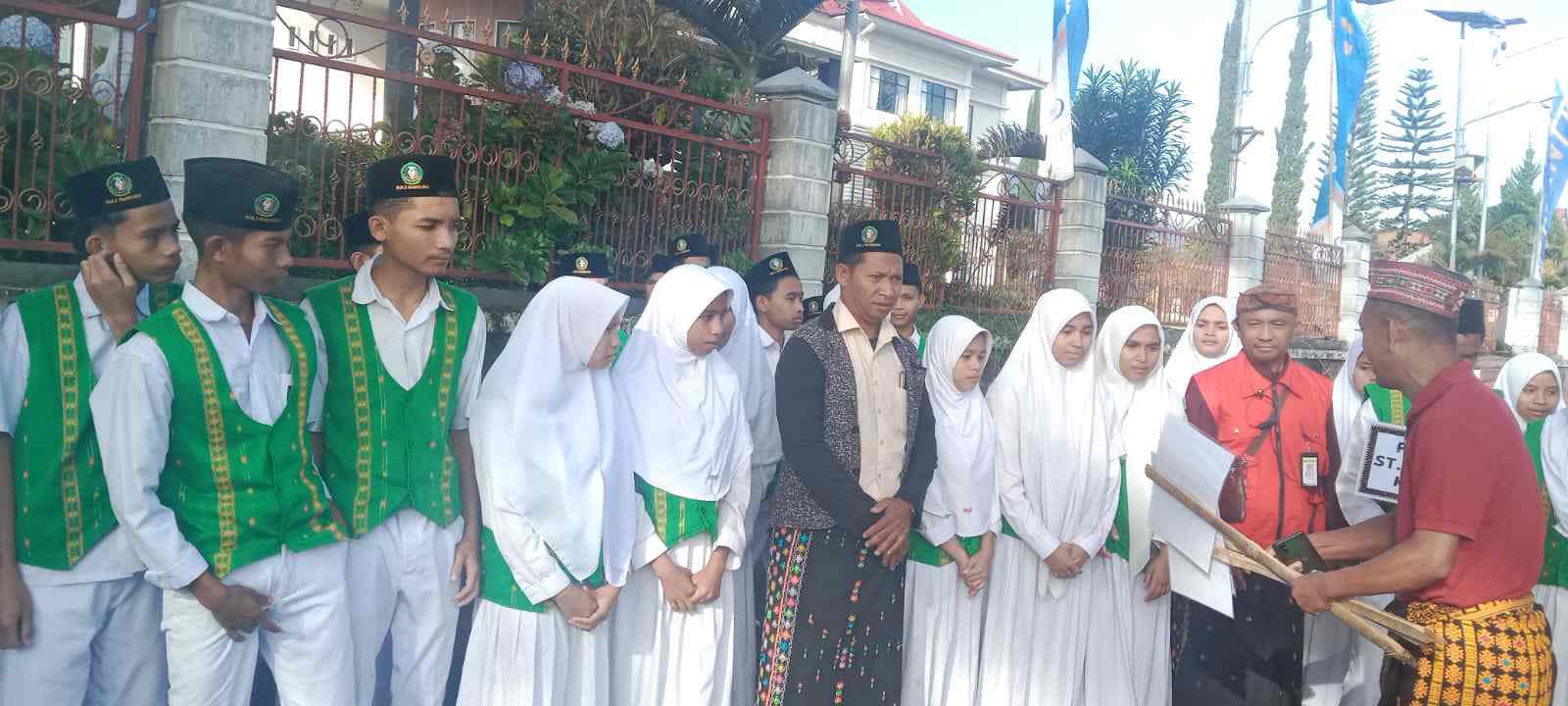 Pelajar Muslim di Ruteng, Provinsi NTT, jadi petugas keamanan prosesi Jalan Salib. Foto: Ist.