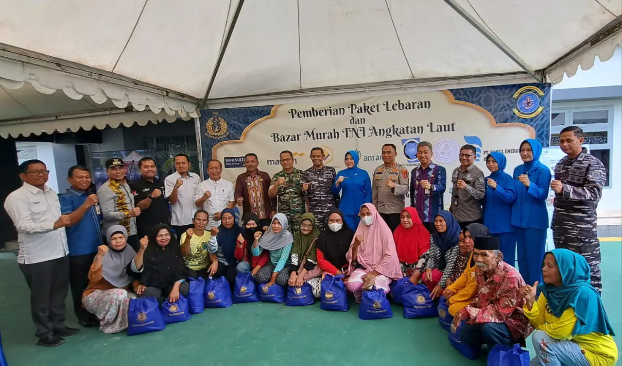 Antam UBPN Konawe Utara bersama jajaran pejabat dan para masyarakat penerima paket bantuan jelang hari raya Idul Fitri. Foto: Ist.