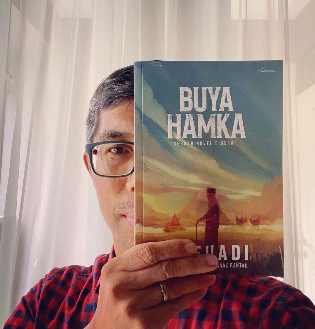 Sosok Ahmad Fuadi seorang penulis novel terkenal seperti Negeri 5 Menara dan Buya Hamka yang karirnya dimulai dari seorang wartawan. Foto: Repro Instagram @afuadi